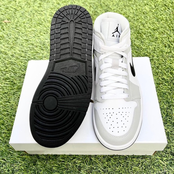 Women’s Nike air Jordan 1 mid - Picture 4 of 4